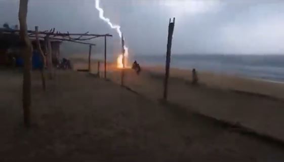 Imagem de destaque do post: Duas pessoas morrem após raio atingir praia no México, diz mídia local; veja vídeo