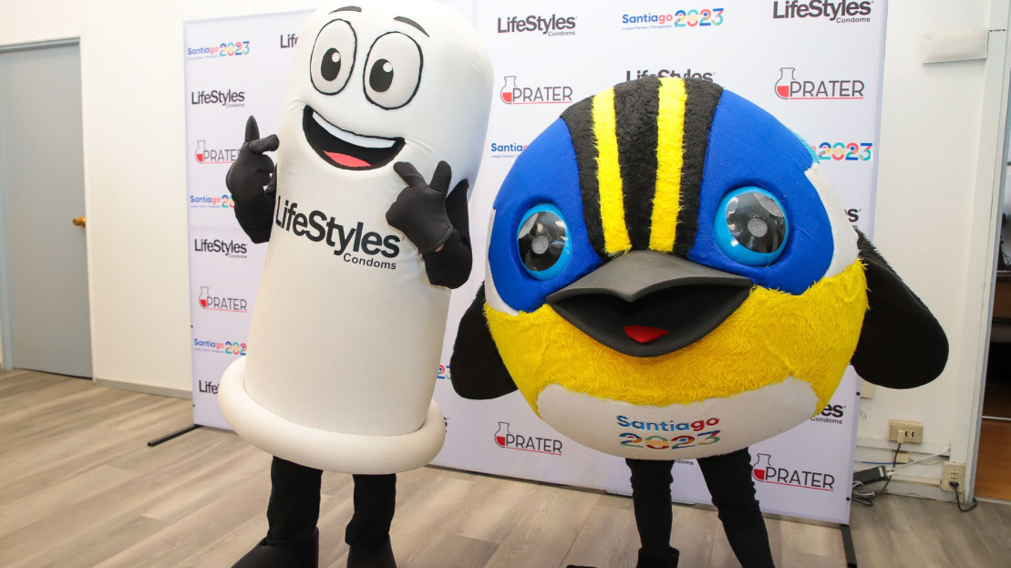 Mascotes promovem a ação que vai distribuir preservativos no Pan de Santiago
