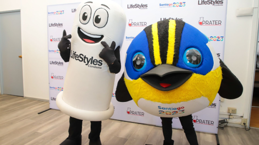 Mascotes promovem a ação que vai distribuir preservativos no Pan de Santiago