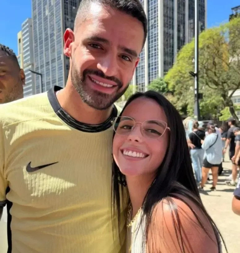 Renato Augusto com a nova terceira camisa do Corinthians ao lado de torcedora / Foto: Reprodução