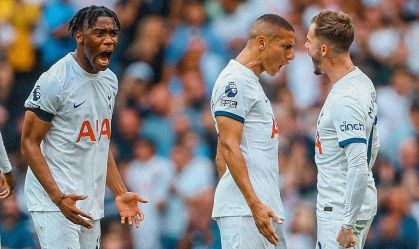 Richarlison comemora o gol que deu início à virada do Tottenham