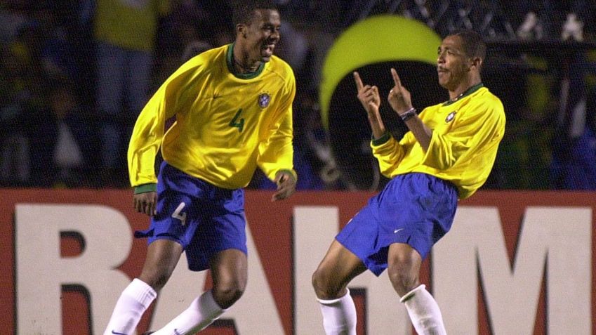 Vampeta celebra gol da Seleção contra a Argentina, pelas Eliminatórias da Copa de 2002 / Robson Fernandes/Estadão Conteúdo