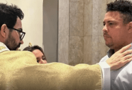 Ronaldo é batizado na Igreja Católica por padre famoso; veja