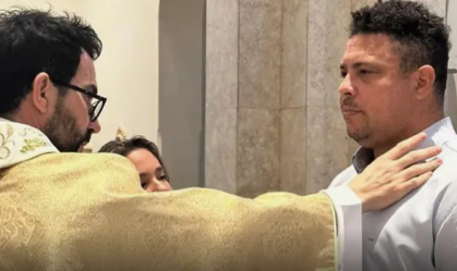 Ronaldo é batizado na Igreja Católica por padre famoso; veja