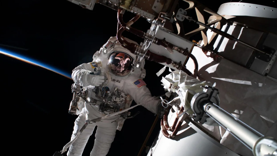 Rubio é mostrado durante uma caminhada no espaço amarrado à estrutura de treliça de estibordo da Estação Espacial Internacional em 15 de novembro de 2022 / Nasa
