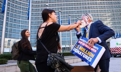 Ativistas jogam torta na cara de presidente da Ryanair em Bruxelas