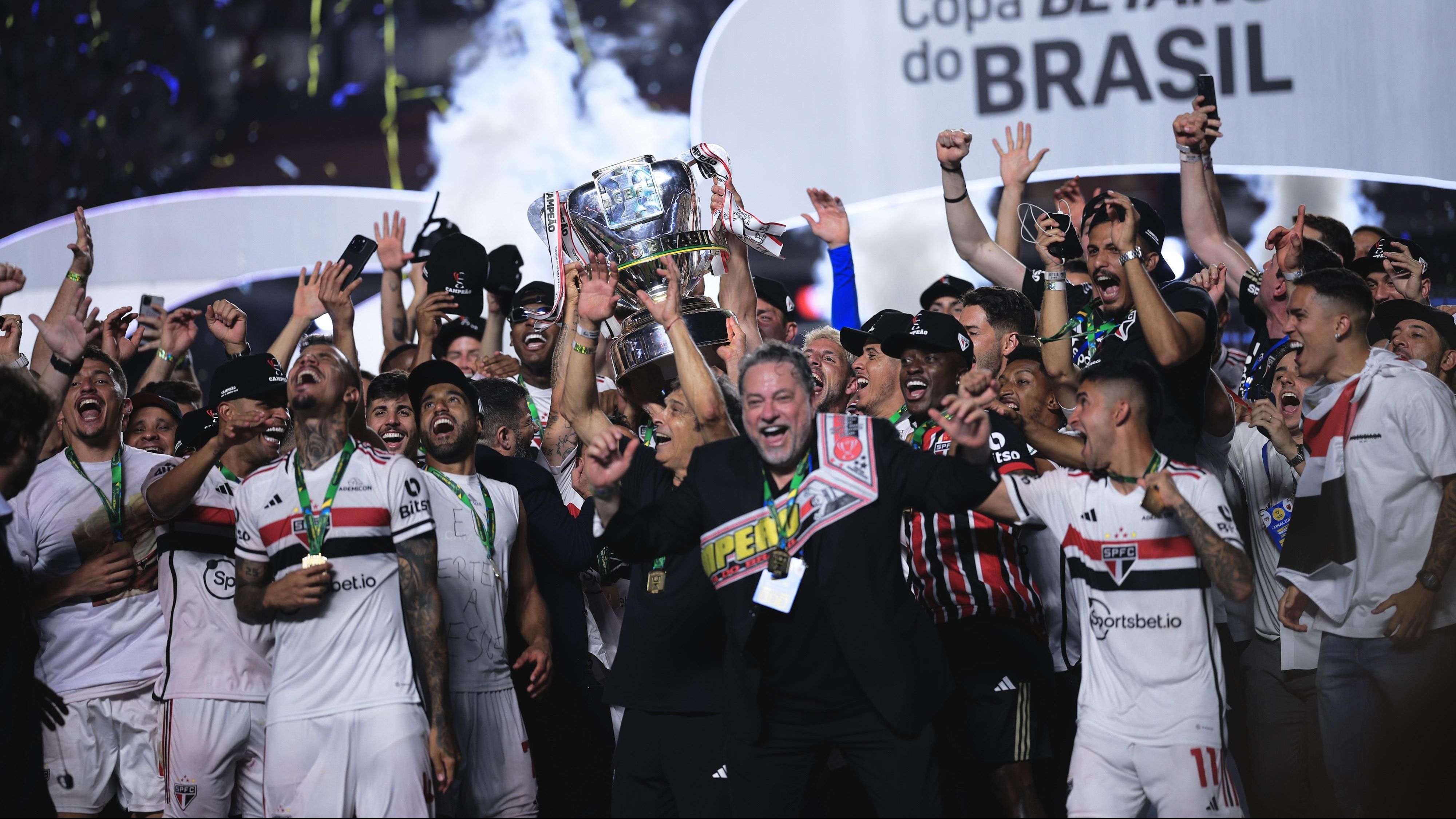 Jogadores do São Paulo levantam a taça da Copa do Brasil
