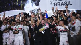 Jogadores do São Paulo levantam a taça da Copa do Brasil