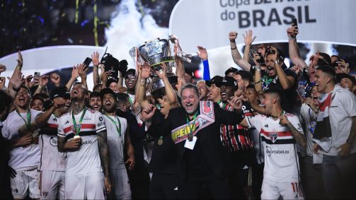 Jogadores do São Paulo levantam a taça da Copa do Brasil