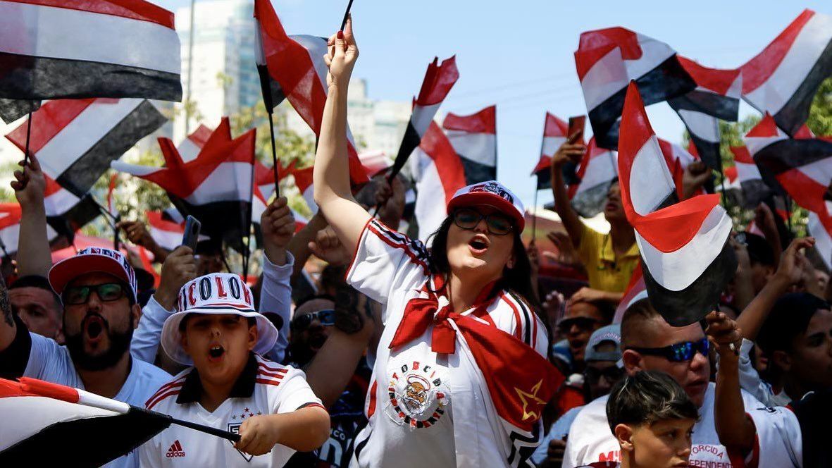Torcida do São Paulo faz festa na porta do CT da Barra Funda