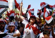 Torcida do São Paulo faz festa antes de embarque do time para final da Copa do Brasil; veja