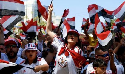 Torcida do São Paulo faz festa na porta do CT da Barra Funda