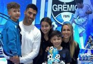 Suaréz faz golaço de bicicleta no aniversário do filho; veja