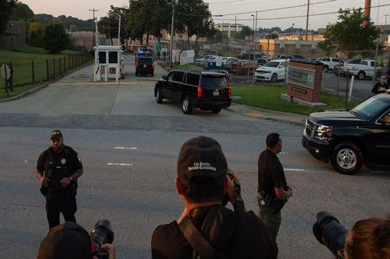 Comboio de Trump chega à prisão do Condado de Fulton em Atlanta, Geórgia, em 24 de agosto. Crédito: WILL/ CNN