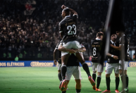 Vasco anuncia renovação de Zé Gabriel e compra de dois atletas