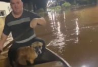 Pai e filha salvam cachorro no meio da enchente no Rio Grande do Sul
