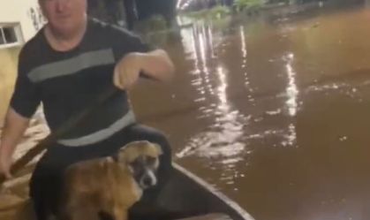 Pai e filha salvam cachorro no meio da enchente no Rio Grande do Sul