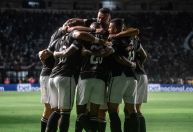 Vasco goleia Coritiba em reencontro da torcida com São Januário e respira no Brasileirão
