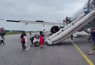 Motor de avião pega fogo e passageiros são retirados de voo em Singapura; veja