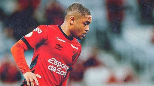 Vitor Roque em ação pelo Athletico Paranaense.