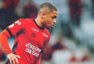 Vitor Roque tem lesão confirmada no tornozelo direito, sem prazo para retorno