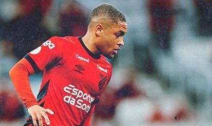 Vitor Roque em ação pelo Athletico Paranaense.