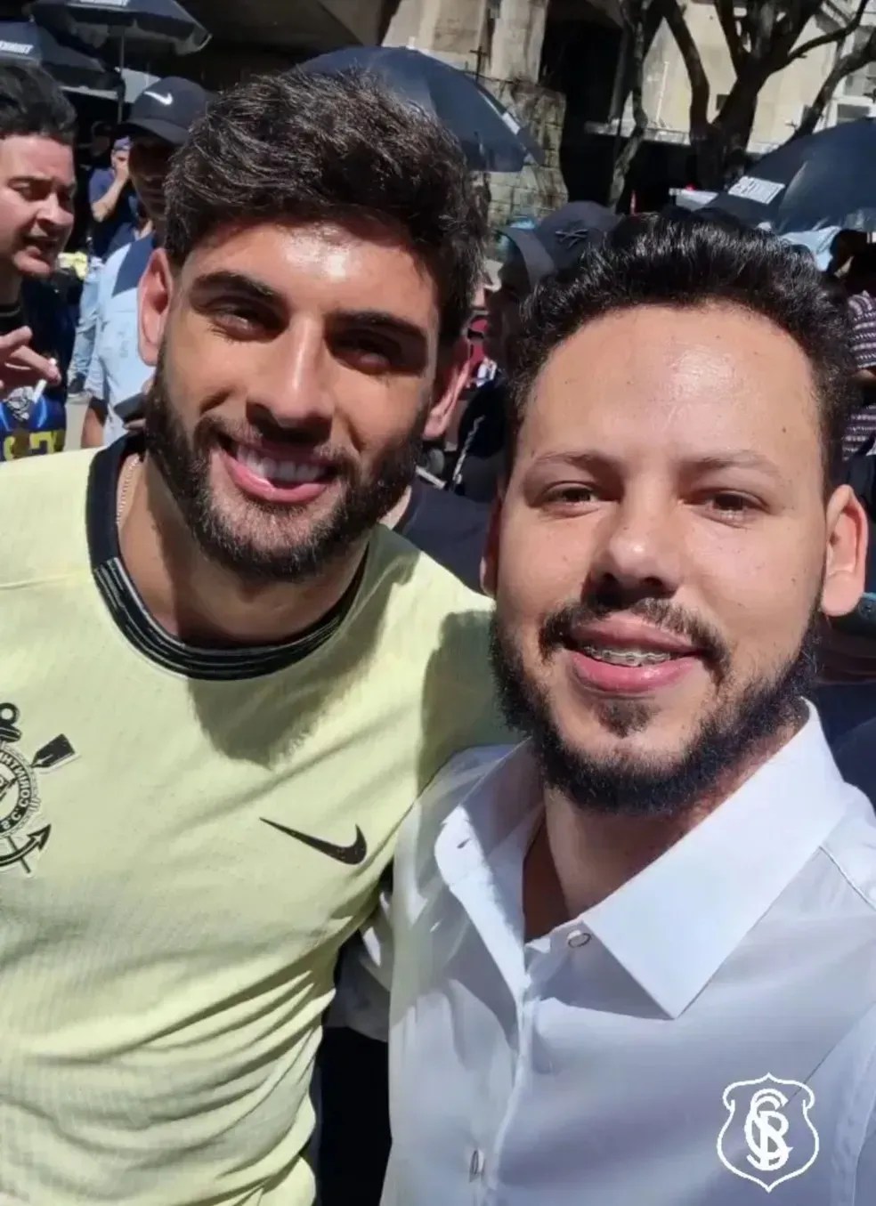 Yuri Alberto com a nova terceira camisa do Corinthians ao lado de torcedor / Foto: Reprodução