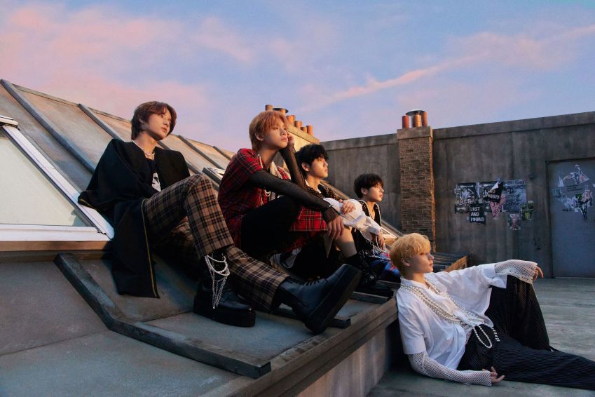 O novo álbum do TXT fala sobre deixar para trás os sonhos e a fantasia, e enfrentar de vez a realidade. / Cortesia da BIGHIT MUSIC.