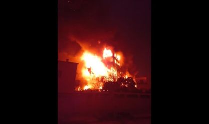 Incêndio de grandes proporções destrói instalações policiais no Egito