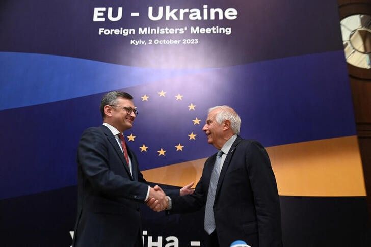 Chanceler ucraniano Dmytro Kuleba e o chefe de política externa da UE Josep Borrell em Kiev