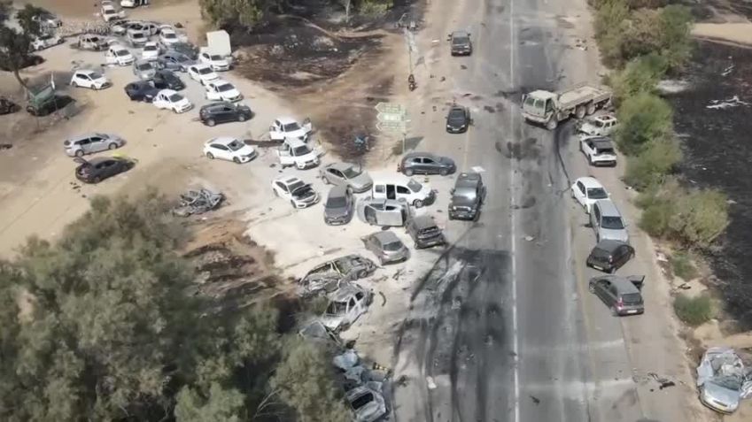 Imagens de drone mostram destruição e carros abandonados após ataque em festival rave em Israel / Reuters