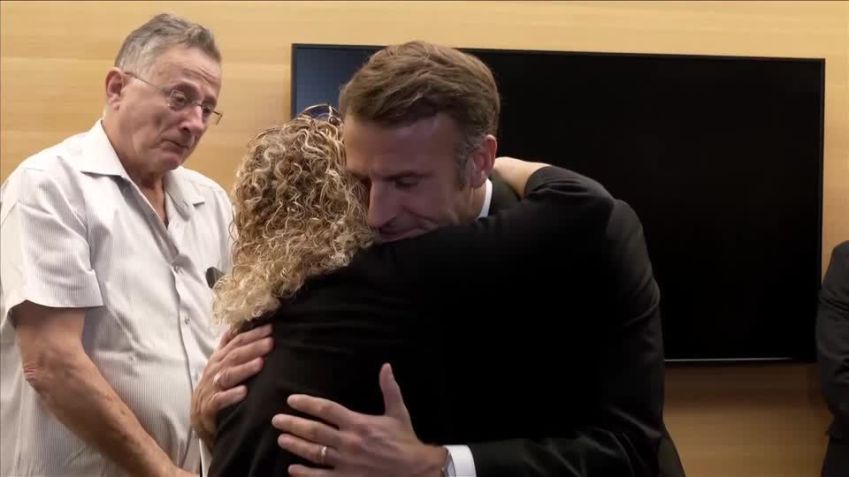 Macron cumprimenta vítimas do ataque do Hamas / Reuters