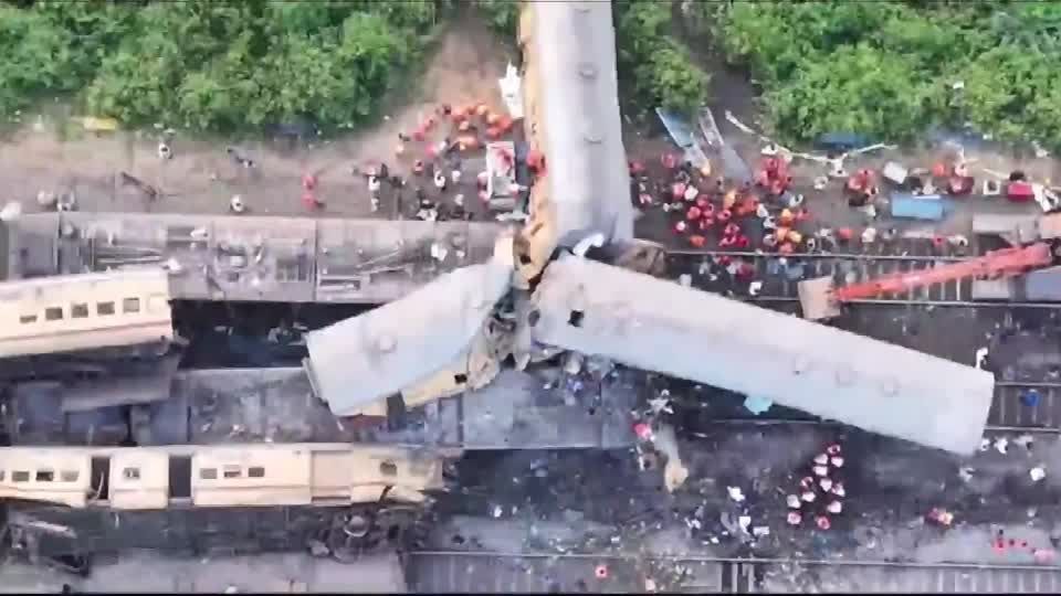 Colisão de trens na Índia, em acidente no domingo (29) / Reuters