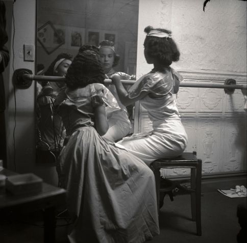 Duas jovens modelos negras conferem a maquiagem nos bastidores, no Harlem, 1950 / Eve Arnold/Newlands House Gallery