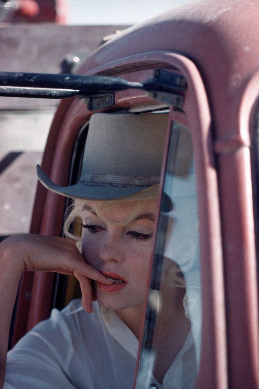 Marilyn Monroe fotografada por Eve Arnold durante as filmagens de "The Misfits", 1960 em Reno, Nevada / Eve Arnold/ Newlands House Gallery