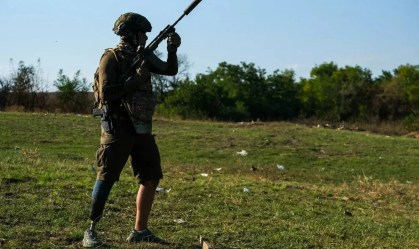 Soldado ucraniano que perdeu uma perna na guerra volta à linha de frente