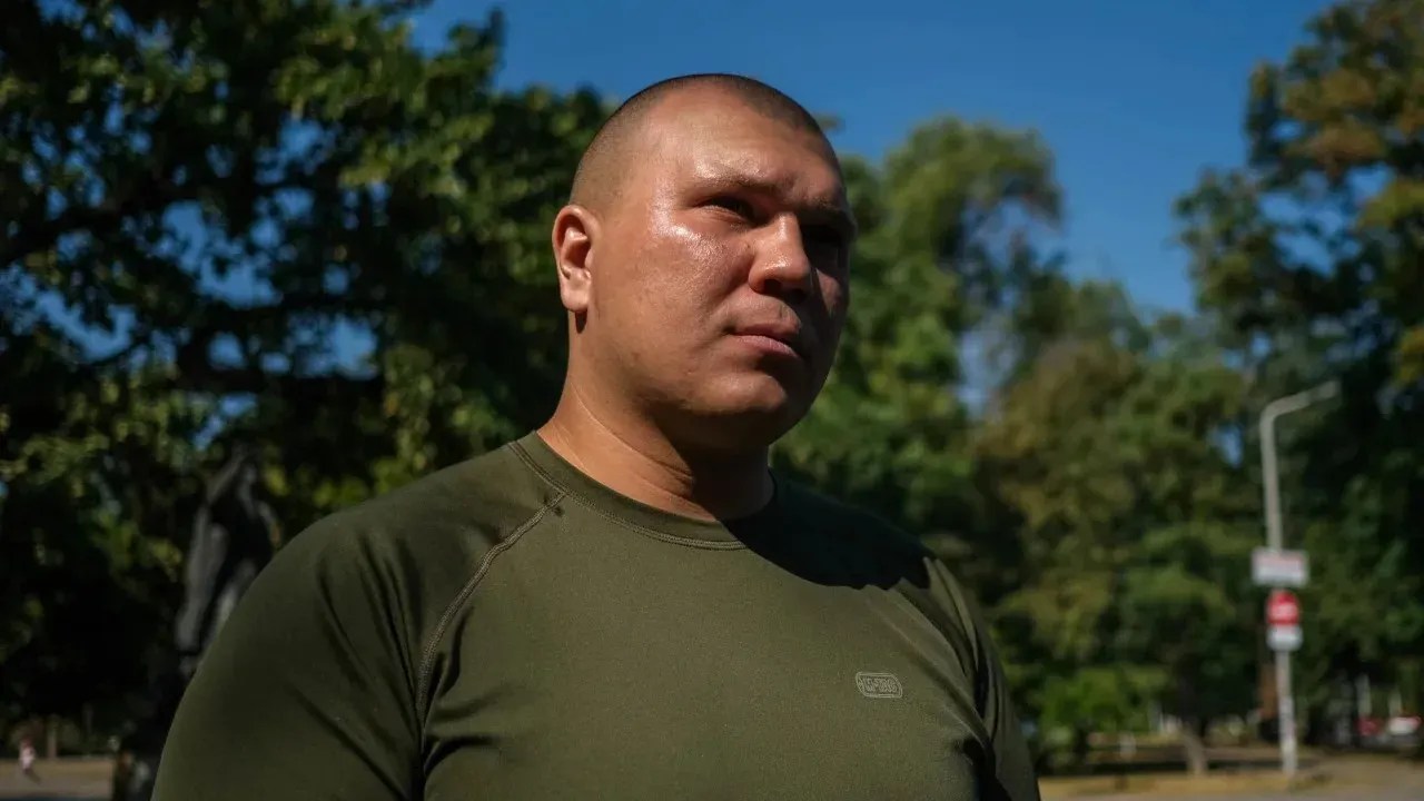 Vlad, um médico de combate, diz que muitos dos feridos pelas minas nos últimos meses eram sapadores que trabalhavam para limpar o território para que as forças ucranianas pudessem avançar. / Vasco Cotovio/CNN