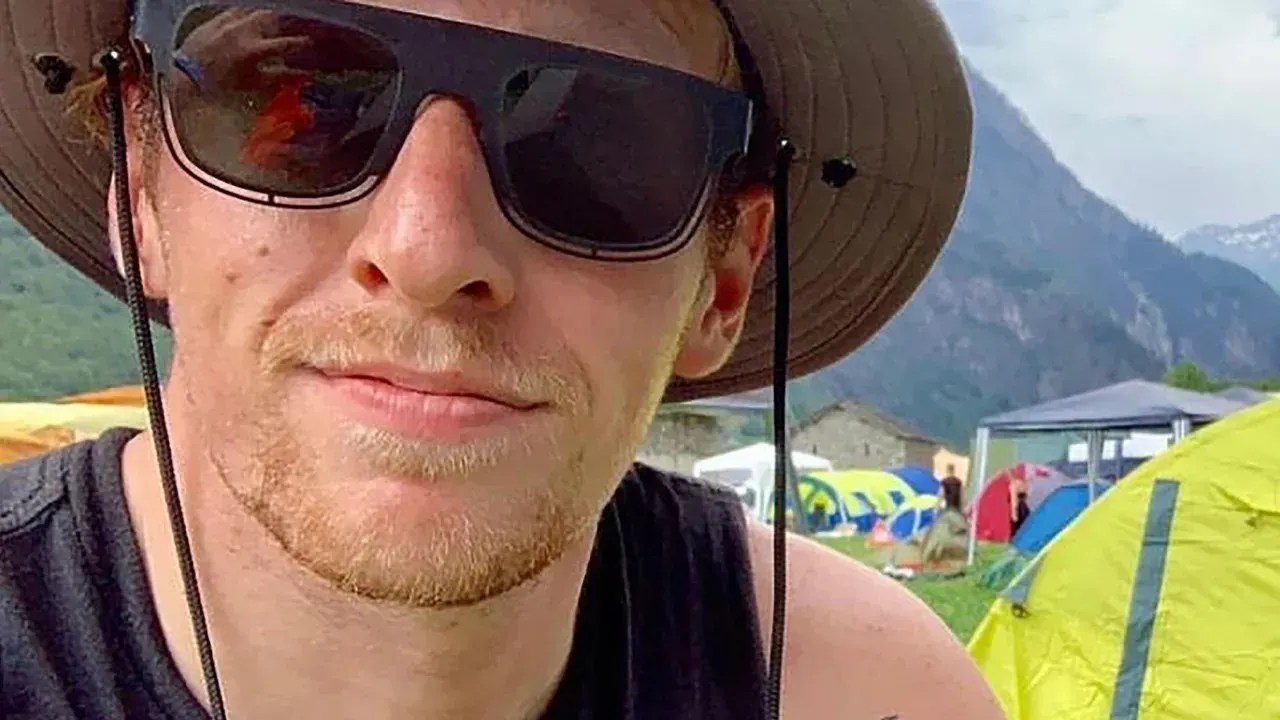 Guy, que mora em Londres, voltou a Israel para se alistar como reservista, mas também para comparecer aos funerais de amigos mortos no festival Supernova. / Imagem de arquivo de Guy