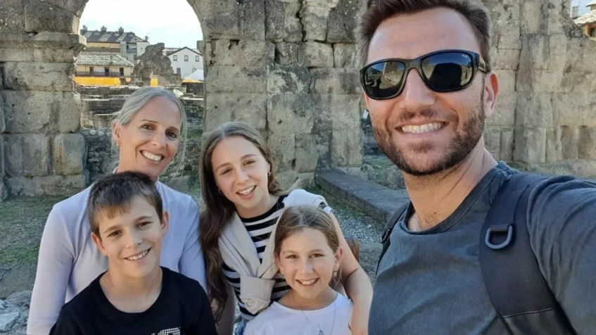 Lotan e Michal Pinyan fotografados com sua família / Arquivo Pessoal/Lotan Pinyan