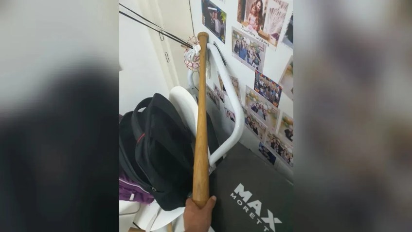 Lotan e Michal Pinyan usaram um taco de beisebol para proteger a porta de seu quarto seguro / Arquivo Pessoal/Lotan Pinyan