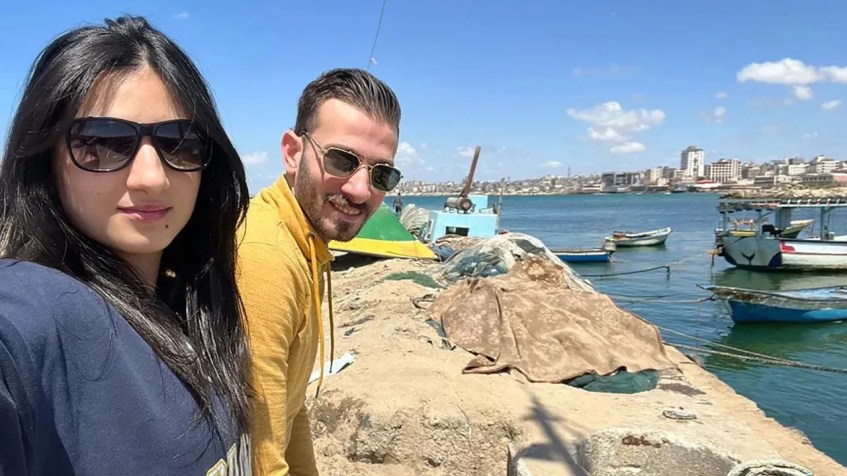 Nardeen Fares, 27, tira uma selfie com o marido no Porto de Gaza, perto da Cidade de Gaza, na Faixa de Gaza, em maio de 2023 / Nardeen Fares/Arquivo Pessoal