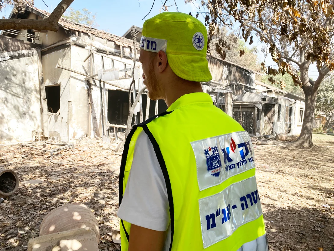 Eli Landau olha para uma casa destruída pelo Hamas em Be'eri em 20 de outubro de 2023. / Ivana Kottasová/CNN