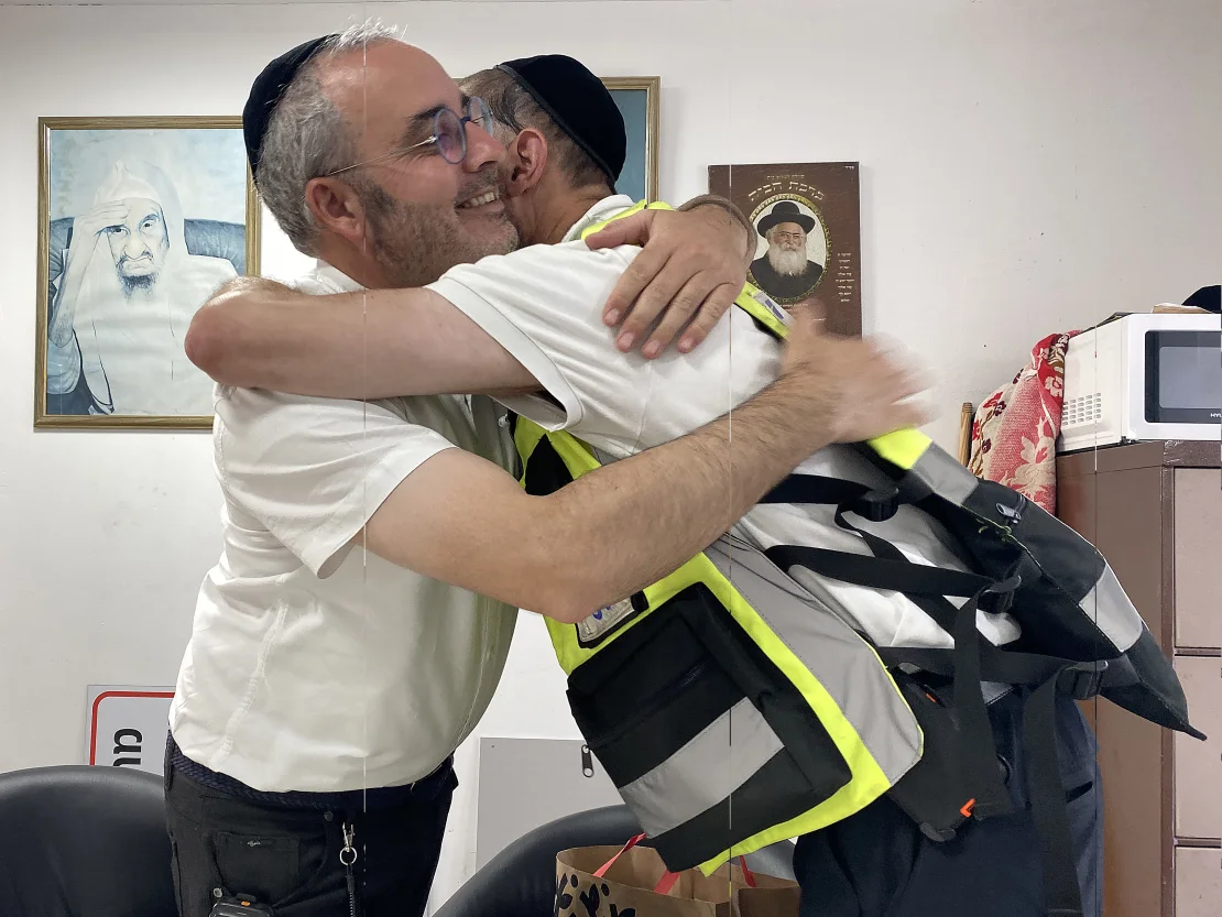Yossi Landau cumprimenta Snir Elmalih em seu escritório em Ashkelon, Israel, na sexta-feira, 20 de outubro de 2023. / Ivana Kottasová/CNN