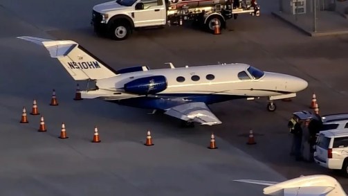 Jato danificado após colisão em aeroporto nos Estados Unidos