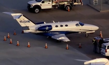 Jato decola sem permissão, bate em aeronave e aeroporto nos EUA suspende todos os voos