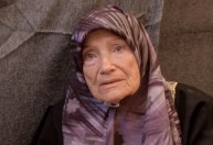 “Vejo a morte 20 vezes por dia”, diz mulher de 90 anos após fugir de casa na Faixa de Gaza