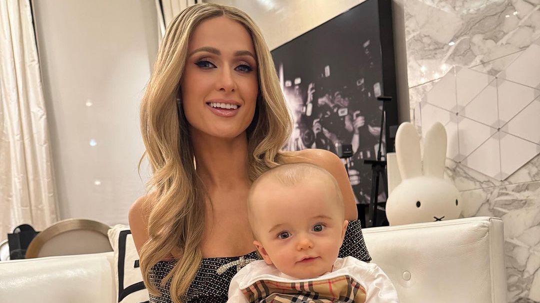 Após compartilhar fotos com seu filho, Paris Hilton precisou rebater críticas a aparência do bebê / Reprodução/Instagram