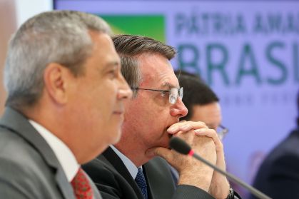 O ex-presidente Jair Bolsonaro (ao centro), ao lado do general Braga Netto (à esq.), que foi candidato a vice-presidente em 2022