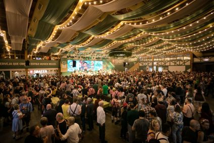 Festa da Oktoberfest costuma atrair multidão a Blumenau (SC)