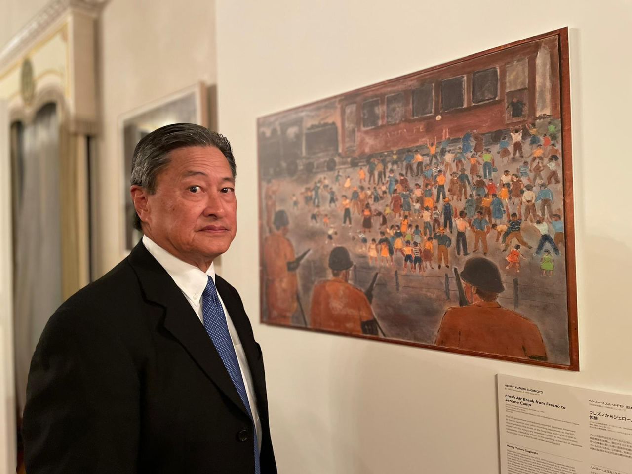 Vice-presidente do Museu Nacional Nipo-Americano, Robert T. Fujioka, estava ao lado de "Fresh Air Break from Fresno to Jerome Camp", de Henry Sugimoto, uma pintura que retrata o campo onde a mãe e o avô de Fujioka foram encarcerados / Emiko Jozuka/CNN